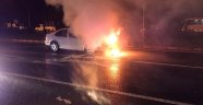 Seyir halindeki otomobil alev alev yandı