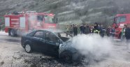 Seyir halindeki otomobil alev alev yandı