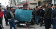 Seyir halindeki otomobil park halindeki araçlara çarptı: 3 yaralı