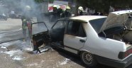 Seyir halindeki otomobil yanarak kullanılmaz hale geldi