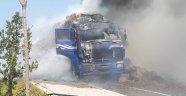 Seyir halindeki saman yüklü tır alev topuna döndü