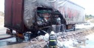 Seyir halindeki tırın tekerleri alev aldı