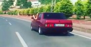 Seyir halindeyken bezle aracını sildi