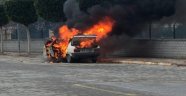 Seyir halindeyken motorundan duman çıkan araç alev topuna döndü