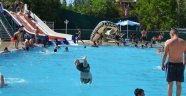 Sıcak havalardan bunalan vatandaşlar havuzlara akın ediyor