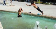 Sıcaktan bunalan çocuklar süs havuzunda serinlediler