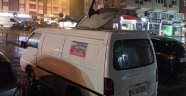 Şiddetli rüzgarda aracın üzerine çanak anten düştü
