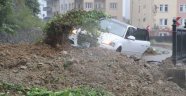 Şiddetli yağış sonucu oluşan heyelanda bir araç toprak altında kaldı