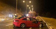 Siirt'te bariyerlere çarpan araç alev alarak yandı