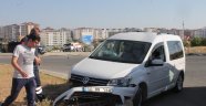 Siirt'te virajı alamayan otomobil refüje çarptı: 3 yaralı