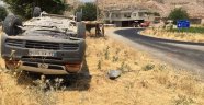 Siirt'te virajı alamayan araç takla attı
