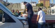 Sıkışan kamyoneti zıpladılar kaldırdılar sonunda sallayarak kurtardılar