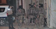 Silah çekip eve saklandılar Özel Harekat Timi operasyonla yakaladı