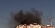 Şişli'de 5 katlı binanın çatı katı alev alev yandı