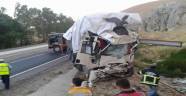 Sivas'ta kamyon bariyerlere çarptı:2 ölü
