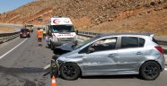 Sivas'ta otomobil bariyerlere çarptı: 3 yaralı