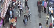 Sokak ortasında sandalyeler havada uçuştu