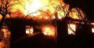 Şömineden çıkan yangın, iki katlı evi küle çevirdi