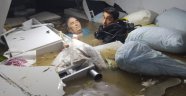 Su basan tıp merkezinin bodrumundaki kadını dalgıç polis kurtardı