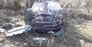 Takla atan otomobil ağaçlık alana uçtu: 2 yaralı