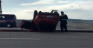 Takla atan otomobil su kanalına düştü: 3 yaralı