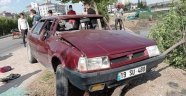 Takla atan otomobili dereye uçmaktan ağaç kurtardı