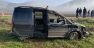 Takla atarak tarlaya uçan araçtan 3 kişi sağ çıktı