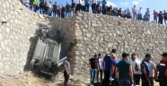Takla atıp tarlaya uçan otomobil sürücüsü öldü