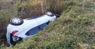 Tarlaya uçan otomobil devrildi: 3 yaralı