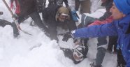 Tatilciler kar kütlesinin altında kaldı