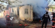 Tek katlı evde korkutan yangın