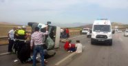 Tekeri patlayan minibüs yan yattı: 7 yaralı