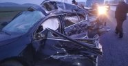 Tekeri patlayan otomobil tırla çarpıştı: 2 ölü 3 yaralı