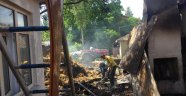 Tekirdağ'da boş binadan sıçrayan yangın evi kül etti