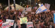 Tel Aviv'de binlerce kişi Netanyahu'yu protesto için sokaklara döküldü