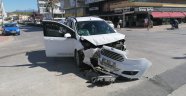 Ticari araçlar kavşakta çarpıştı: 1 yaralı