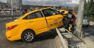 Ticari taksi, çarptığı bariyerlerde askıda kaldı