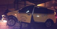 Ticari taksi duvara çarptı: 1 Yaralı