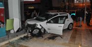 Ticari taksiye çarpan otomobil eczaneye girdi: 2 yaralı
