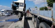 Tır beton bariyerlerde asıldı kaldı