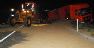 Tır devrildi, 20 ton ton buğday yola saçıldı