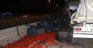 Tır devrildi tonlarca domates köprü üzerinden kafenin üzerine düştü