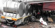 Tır kafeye daldı: 8 yaralı
