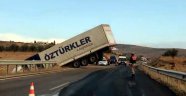 Tır köprüde asılı kaldı