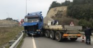 Tır sürücüsü acemi sürücüye çarpmamak için kaza yaptı