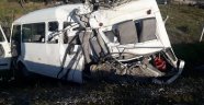 Tır, yolcu minibüsünü biçti: 1'i ağır 3 yaralı