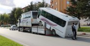 Tırdan düşen otobüs şaha kalktı