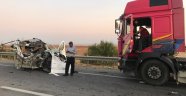Tırın altına giren araç paramparça oldu: 1 ölü