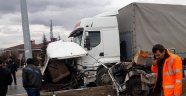 Tırla çarpışan minibüs ikiye bölündü