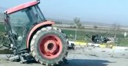 Tırla çarpışan traktör ikiye bölündü